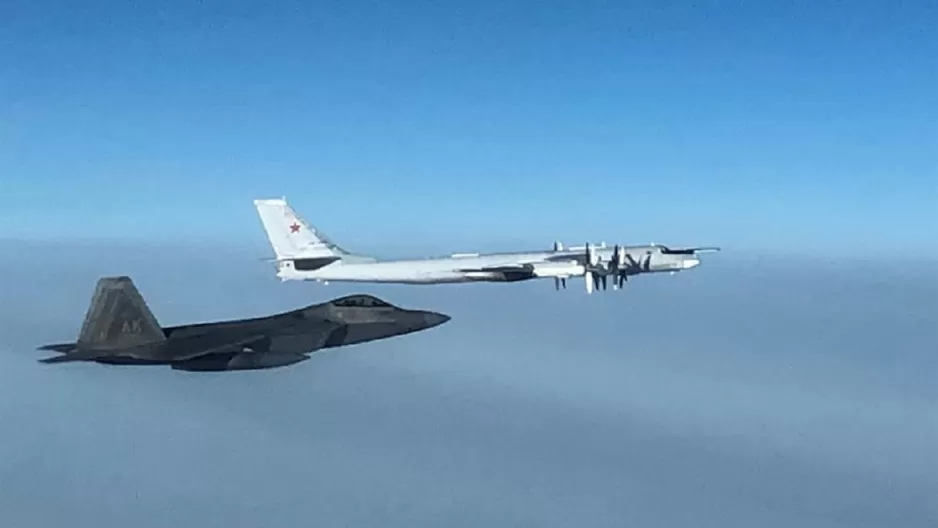 Caza de Estados Unidos intercepta dos bombarderos rusos Tupolev 95 cerca de Alaska. Foto: EFE