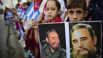 Niños escolares esperan a ver la urna con cenizas de Fidel Castro. (Vía: AFP)