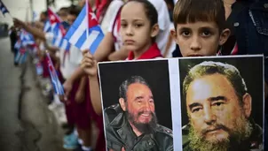 Niños escolares esperan a ver la urna con cenizas de Fidel Castro. (Vía: AFP)