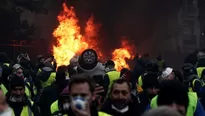 El alza del impuesto al combustible, que deb&iacute;a entrar en vigor el 1 de enero, fue el detonante de las protestas de los llamados &quot;chalecos amarillos&quot;. (Foto: EFE/Video: AFP)