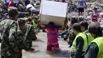 Colombianos dejando Venezuela con sus pertenencias mientras cruzan la frontera del r&iacute;o Tachira para llegar a Cucuta. (V&iacute;a: AFP)