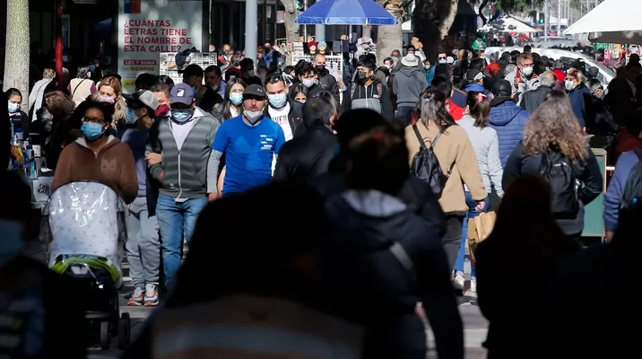 Chile anuncia más facilidades para vacunados contra la COVID-19 y afloja las restricciones. Foto referencial: AFP Chile anuncia más facilidades para vacunados contra la COVID-19 y afloja las restricciones. Foto referencial: AFP