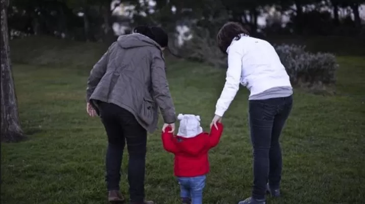 Chile: aprueban reforma que permite adoptar a parejas del mismo sexo. Foto: AFP Chile: aprueban reforma que permite adoptar a parejas del mismo sexo. Foto: AFP