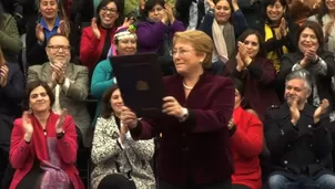 Bachelet promulga emblemática ley del aborto terapéutico. Video: AFP