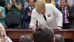 Bachelet promulga ley de nuevo sistema de educación pública. Video: AFP