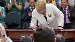 Bachelet promulga ley de nuevo sistema de educación pública. Video: AFP