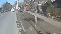 El vehículo arrasó un puesto de ambulante, un árbol, un muro de una vivienda y autos. / Video: Canal N