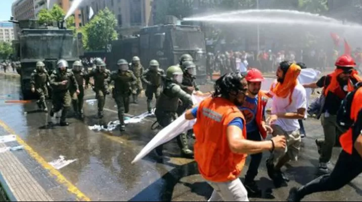 Chile: Informe revela que carabineros lanzaron agua tóxica contra manifestantes. Foto: Gestión Chile: Informe revela que carabineros lanzaron agua tóxica contra manifestantes. Foto: Gestión