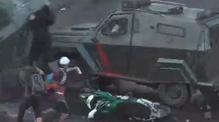 Chile: Carro de Carabineros atropella a manifestante en medio de enfrentamientos en Plaza Baquedano. Foto: Mega Chile: Carro de Carabineros atropella a manifestante en medio de enfrentamientos en Plaza Baquedano. Foto: Mega