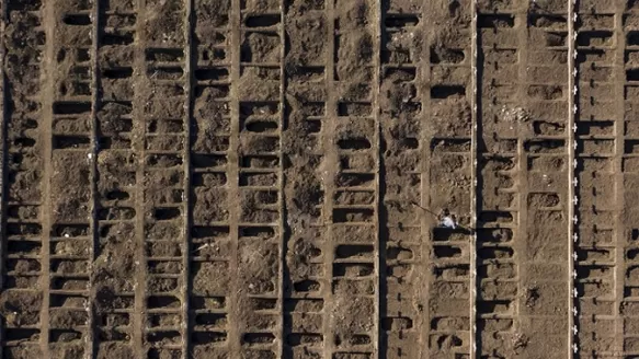 Chile: Cementerio de Santiago cava miles de tumbas ante avance del coronavirus. Foto: AFP