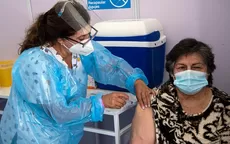 Chile comienza a aplicar tercera dosis de vacuna contra la COVID-19 a los adultos mayores - Noticias de tercera-ola