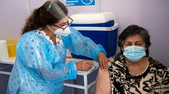 Chile comienza a aplicar tercera dosis de vacuna contra la COVID-19 a los adultos mayores. Foto referencial: AFP Chile comienza a aplicar tercera dosis de vacuna contra la COVID-19 a los adultos mayores. Foto referencial: AFP