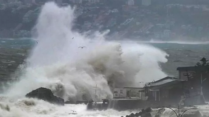 Olas en Chile. (Vía: Twitter) Olas en Chile. (Vía: Twitter)