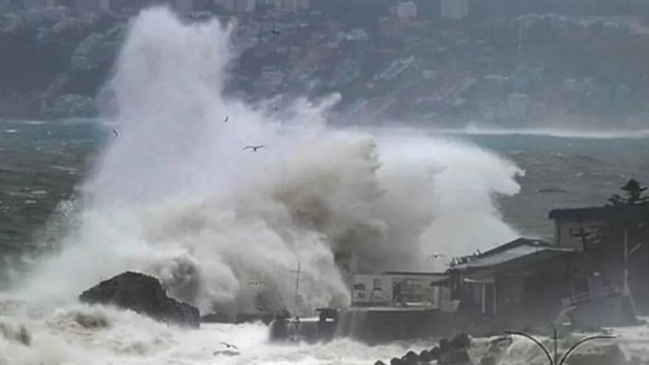 Olas en Chile. (Vía: Twitter)