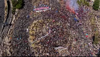 Chile: Decenas de miles colman plaza de Santiago en el aniversario del estallido social. Foto: AFP