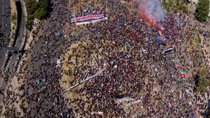 Chile: Decenas de miles colman plaza de Santiago en el aniversario del estallido social. Foto: AFP