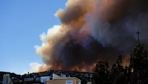 Salen nubes de humo de un bosque cerca de Valparaíso, en Chile. (Vía: AFP)