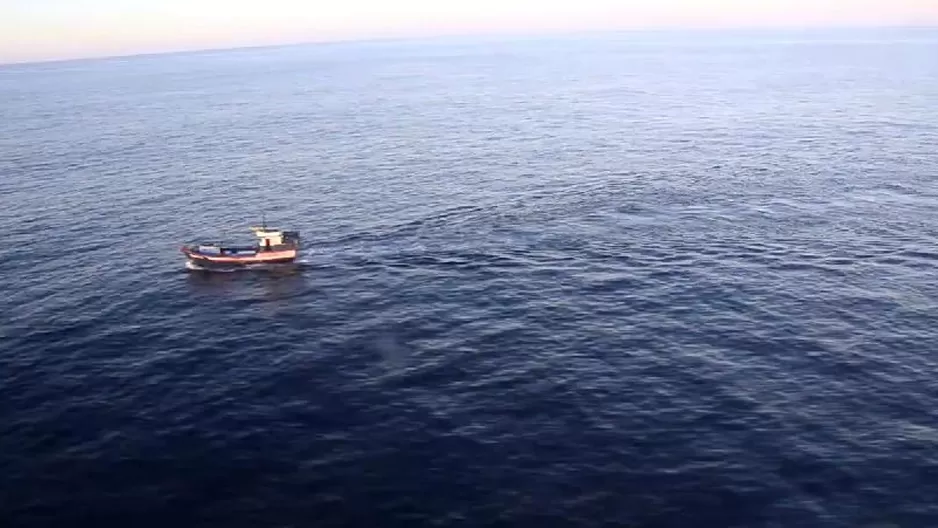 Embarcación peruana interceptada por la Armada chilena. Foto: Armada de Chile