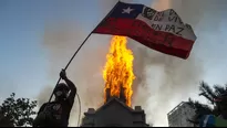 Chile: Encapuchados incendian iglesia de la Asunción en medio de masiva protesta. Foto: AFP