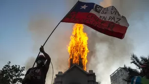 Chile: Encapuchados incendian iglesia de la Asunción en medio de masiva protesta. Foto: AFP