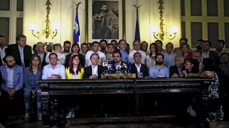 Gobierno y oposición llegan a acuerdo para nueva Constitución. Foto: AFP