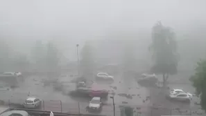 Un aluvión en Las Condes provocado por el rebasamiento de un canal arrastró vehículos y volcó un bus de transporte público. Las autoridades desplegaron maquinaria pesada y restringieron el tránsito. Video: Canal N