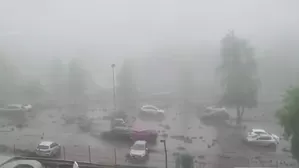 Un aluvión en Las Condes provocado por el rebasamiento de un canal arrastró vehículos y volcó un bus de transporte público. Las autoridades desplegaron maquinaria pesada y restringieron el tránsito. Video: Canal N