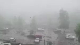 Un aluvión en Las Condes provocado por el rebasamiento de un canal arrastró vehículos y volcó un bus de transporte público. Las autoridades desplegaron maquinaria pesada y restringieron el tránsito. Video: Canal N