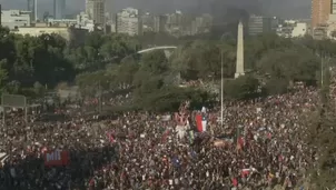 Chile: Miles enfrentan a carabineros en protestas contra Sebasti&aacute;n Pi&ntilde;era. Foto: AFP/Video: Canal N