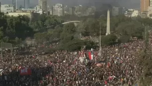 Chile: Miles enfrentan a carabineros en protestas contra Sebasti&aacute;n Pi&ntilde;era. Foto: AFP/Video: Canal N