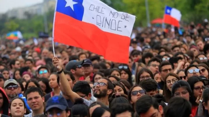 Chile: Ciudadanos protestan ante el Palacio de la Moneda en huelga contra Sebastián Piñera. Foto: AFP Chile: Ciudadanos protestan ante el Palacio de la Moneda en huelga contra Sebastián Piñera. Foto: AFP