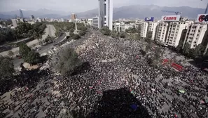 Chile: miles marchan en el centro de Santiago para llegar al Palacio de La Moneda. Foto: EFE/Video: Canal N