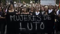 Chile: 'Mujeres de luto' rinden solemne respeto a los muertos en protestas. Foto: AFP/Video: Canal N