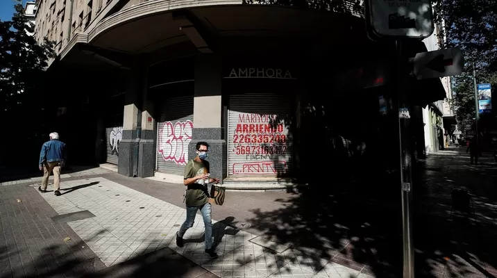 Chile ordena cuarentena total en Santiago por colapso sanitario y pese a la alta tasa de vacunación. Foto referencial: EFE Chile ordena cuarentena total en Santiago por colapso sanitario y pese a la alta tasa de vacunación. Foto referencial: EFE
