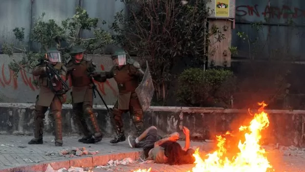Chile: Dictan prisión preventiva para 2 policías por torturas a adolescente en protestas