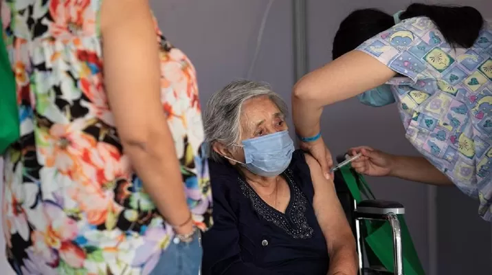 Chile se convierte en el país que más rápido vacuna contra la COVID-19 en el mundo. Foto referencial: EFE Chile se convierte en el país que más rápido vacuna contra la COVID-19 en el mundo. Foto referencial: EFE