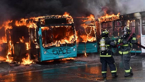 Tres muertos tras desmanes en Santiago de Chile. Foto: AFP.