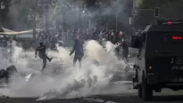 Chile: Manifestantes y policías se enfrentan en Santiago tras aumento de resguardo policial. Foto: AFP