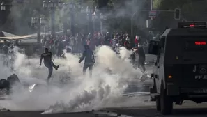 Chile: Manifestantes y policías se enfrentan en Santiago tras aumento de resguardo policial. Foto: AFP