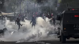 Chile: Manifestantes y policías se enfrentan en Santiago tras aumento de resguardo policial. Foto: AFP