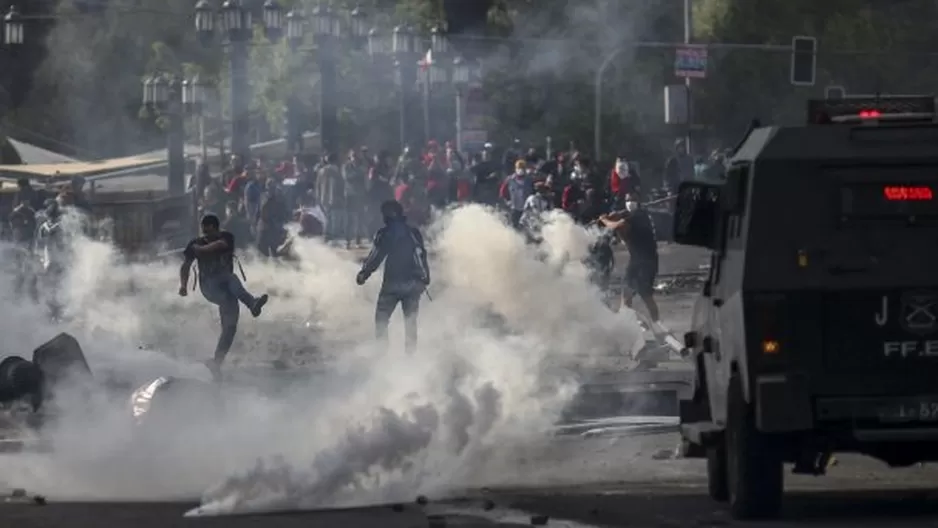 Chile: Manifestantes y policías se enfrentan en Santiago tras aumento de resguardo policial. Foto: AFP