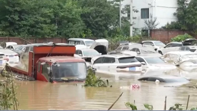 China: Al menos 6 fallecidos dejaron inundaciones y se ordenó evacuación de miles