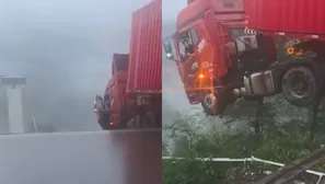 Autopista colapsó por lluvias y camión quedó colgando en China / X: @AlertaMundoNews