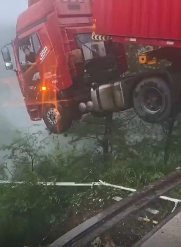 El conductor quedó atrapado en el camión / Captura
