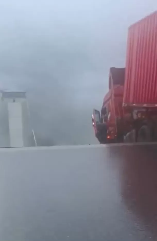 El camión quedó colgado del puente que colapsó por las intensas lluvias al suroeste de China / Captura