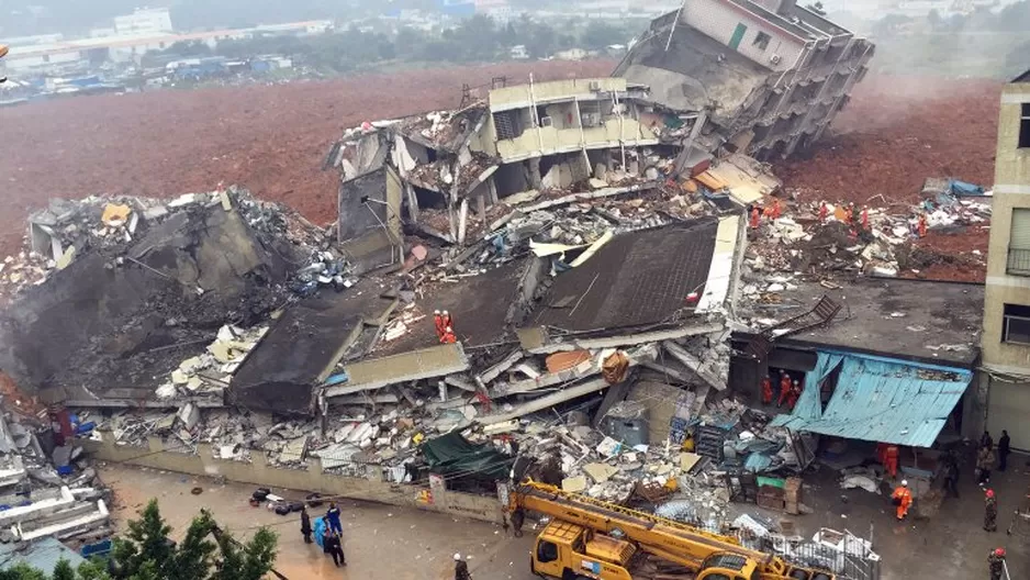 Equipos de rescate encontraron vivas a  las dos personas en medio de los escombros, 70 horas después que el alud sepultara 30 edificios. Foto: infobae