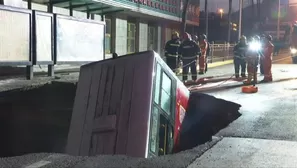 China: Gigantesco socav&oacute;n &#039;se traga&#039; un bus y causa 6 muertos. Foto: AFP/Video: Canal N