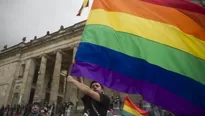 Bandera gay sostenida por un activista de los derechos civiles LGTB. (Vía: AFP)