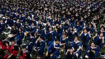 China: En Wuhan se realizó una masiva entrega de diplomas a graduados sin mascarillas ni distancia social. Foto: AFP