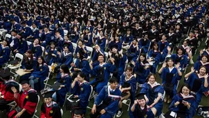 China: En Wuhan se realizó una masiva entrega de diplomas a graduados sin mascarillas ni distancia social. Foto: AFP